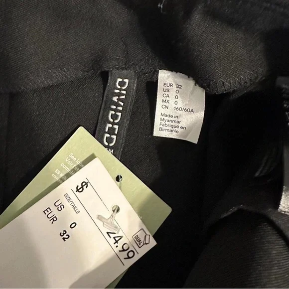 H&M Stylish Black Pleated Mini Skirt - Picture 3 of 3